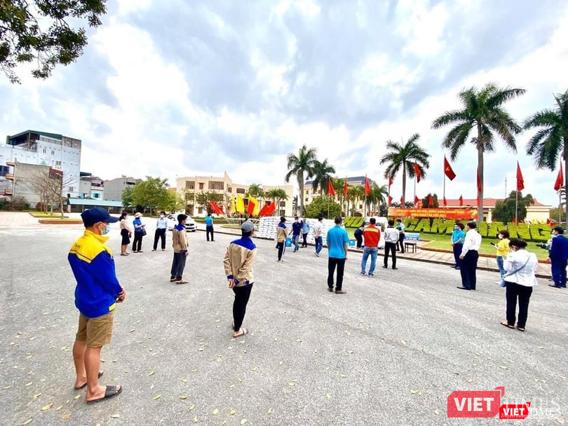 Người dân Hải Dương đến nhận gạo từ các cây ATM Gạo nghĩa tình Người dân Hải Dương đến nhận gạo từ các cây ATM Gạo nghĩa tình