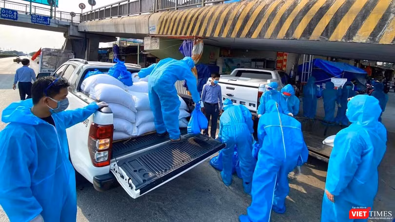 40 tấn gạo được vận chuyển tới các cây ATM Gạo xây dựng ngay giữa tâm dịch Hải Dương (Ảnh: HBG) 