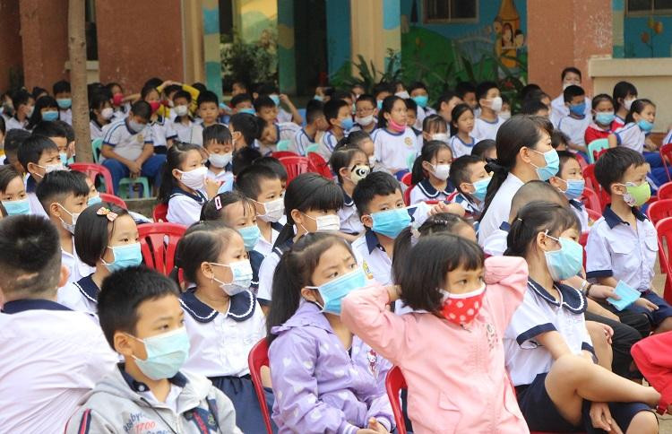 Học sinh, sinh viên trên địa bàn TP.HCM được nghỉ học tập trung, chuyển sang học trực tuyến đến hết ngày 28/2 (Ảnh: Hoàng Tuyết) Học sinh, sinh viên trên địa bàn TP.HCM được nghỉ học tập trung, chuyển sang học trực tuyến đến hết ngày 28/2 (Ảnh: Hoàng Tuyết)