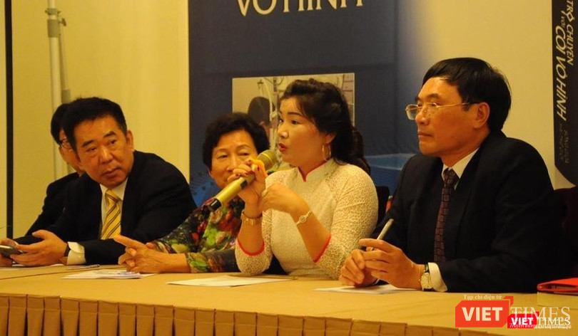 Bà Hoàng Thị Thiêm đang phát biểu tại buổi ra mắt sách Trò chuyện với cõi vô hình hồi năm 2017 (Ảnh: HB)