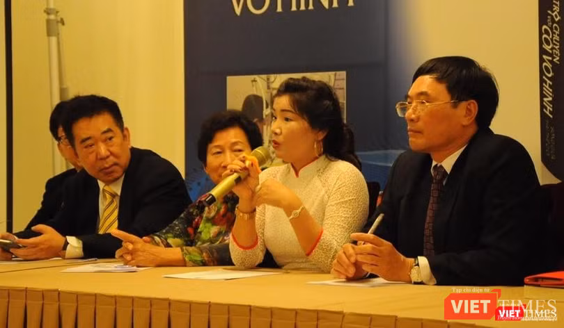 Bà Hoàng Thị Thiêm đang phát biểu tại buổi ra mắt sách Trò chuyện với cõi vô hình hồi năm 2017 (Ảnh: HB)