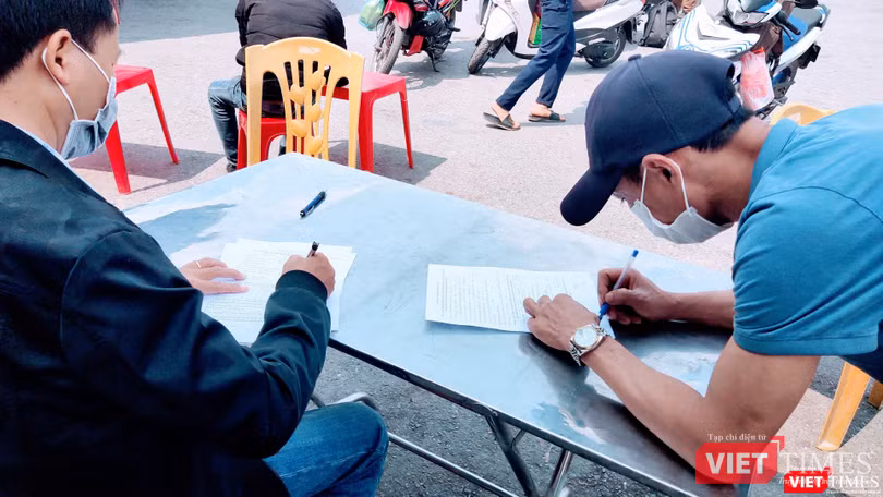 Khai báo y tế trên bản giấy không liên thông với các hệ thống quản lý của Bộ Y tế (Ảnh: Hoà Bình)