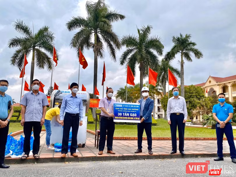 Riêng tập đoàn Hoà Bình trao tặng bà con Hải Dương 30 tấn gạo