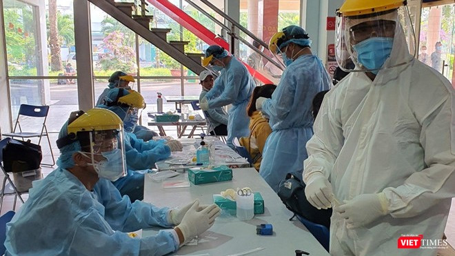 Lấy mẫu xét nghiệm COVID-19 tại Trung tâm y tế quận Tân Bình (Ảnh: TTYT)