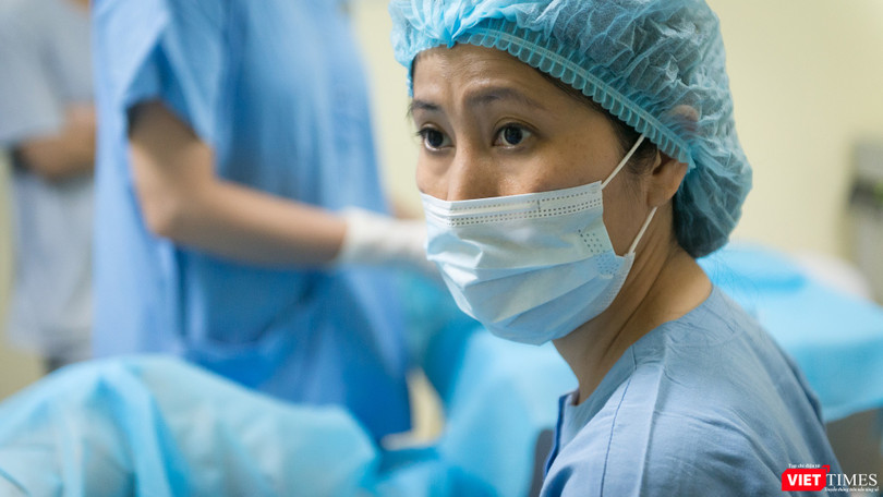 PGS.TS Vương Thị Ngọc Lan thực hiện thủ thuật thụ tinh trong ống nghiệm (Ảnh: NVCC) 