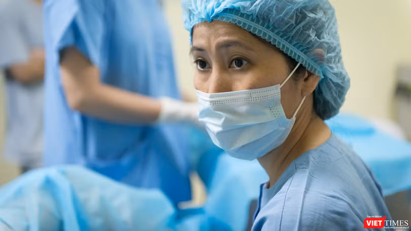 PGS.TS Vương Thị Ngọc Lan thực hiện thủ thuật thụ tinh trong ống nghiệm (Ảnh: NVCC) 