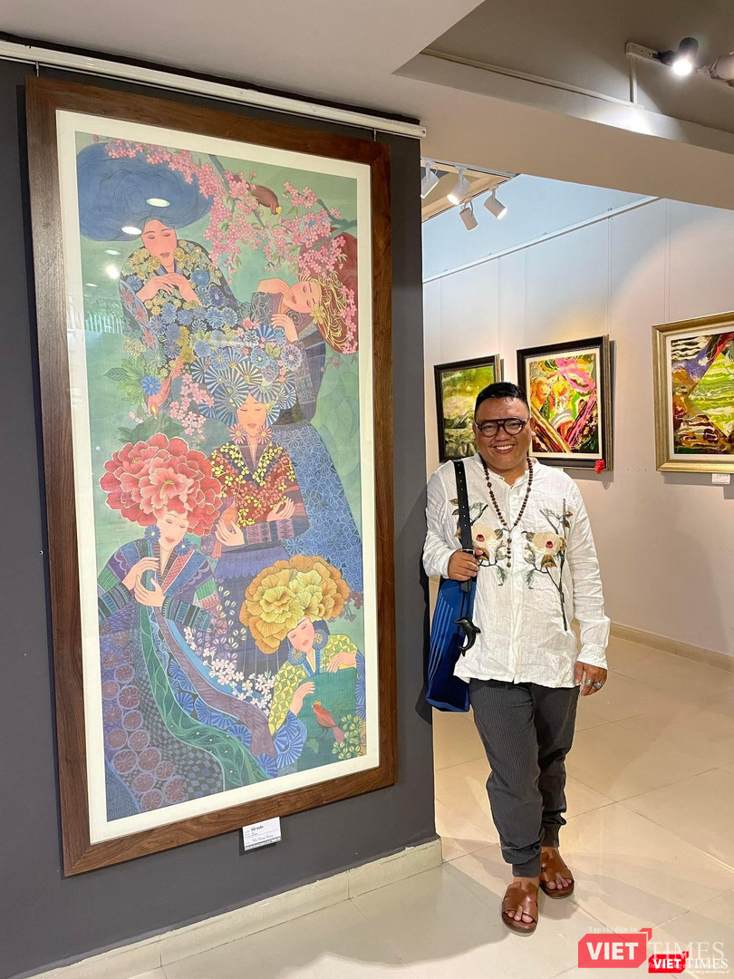 Họa sĩ Hà Hùng Dũng bên tranh lụa "Sắc xuân" (80x180)