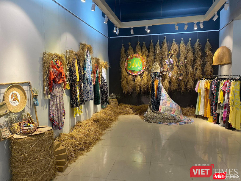 Sắp đặt thời trang của July Dương tại triển lãm "Gió"