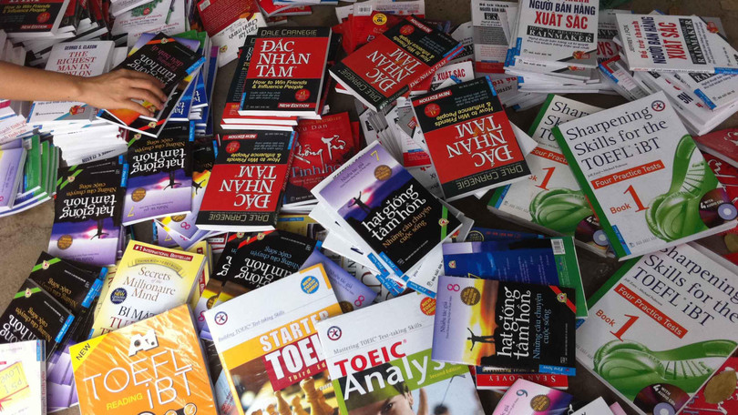 Số lượng lớn sách giả, sách lậu tàng trữ, tiêu thụ tại Hà Nội (Ảnh: FNS) 