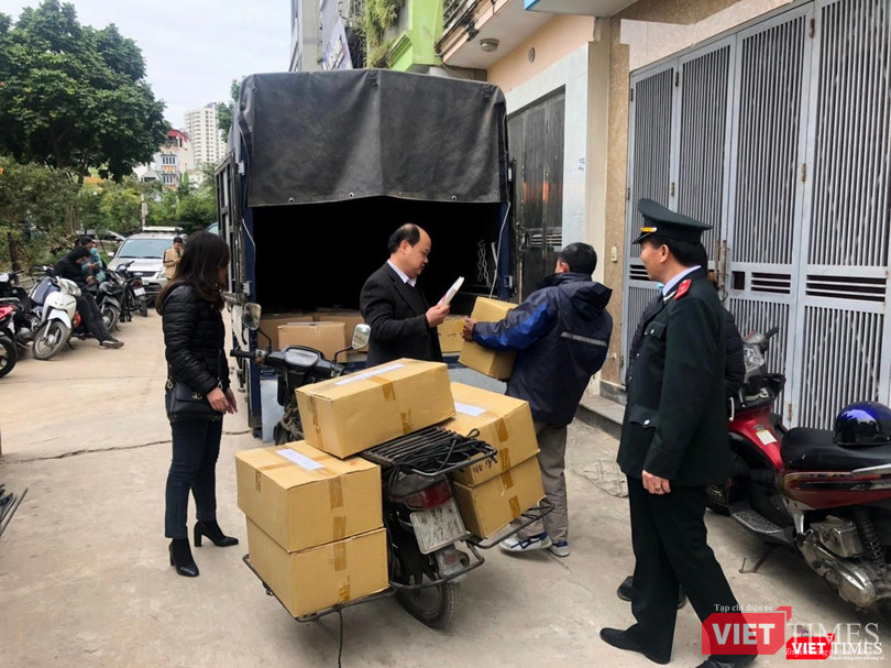 Sách giả được thu giữ, chở lên cơ quan Công an Hà Nội (Ảnh: FNS)