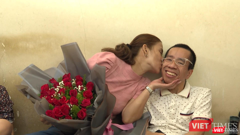 Nụ hôn của vợ dành cho anh Đức khi chồng đặt một bó hoa hồng lớn để tặng vợ bù lại cho kỷ niệm 15 năm ngày cưới của cả hai đã phải tạm gác lại trước đó (Ảnh: MCV)