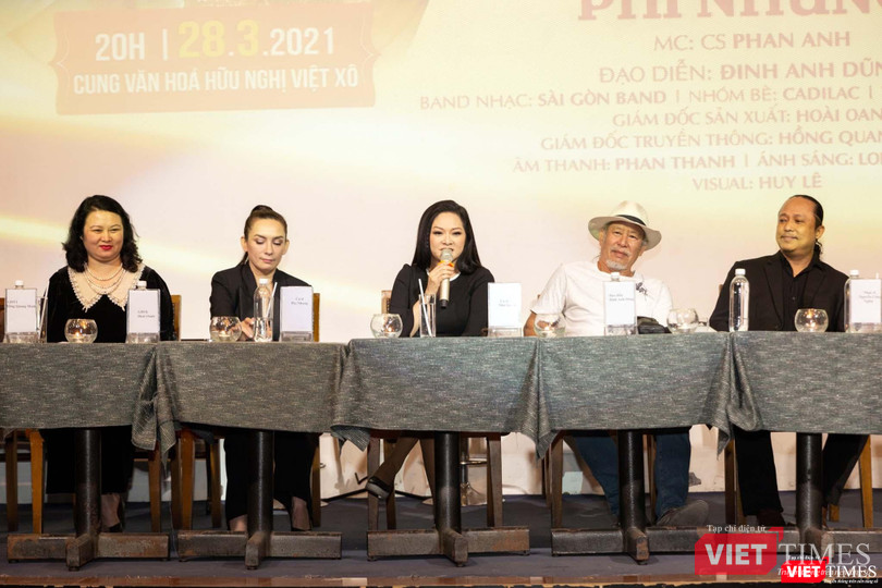 Như Quỳnh trả lời các câu hỏi của phóng viên báo chí Như Quỳnh trả lời các câu hỏi của phóng viên báo chí