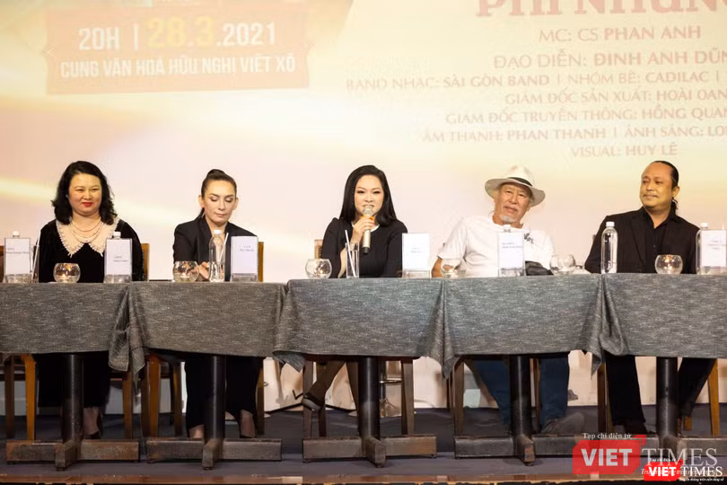 Như Quỳnh trả lời các câu hỏi của phóng viên báo chí