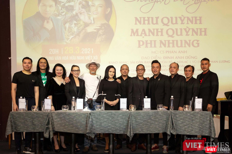 Các ca sĩ và BTC tại buổi công bố đêm nhạc (Ảnh: HB) Các ca sĩ và BTC tại buổi công bố đêm nhạc (Ảnh: HB)