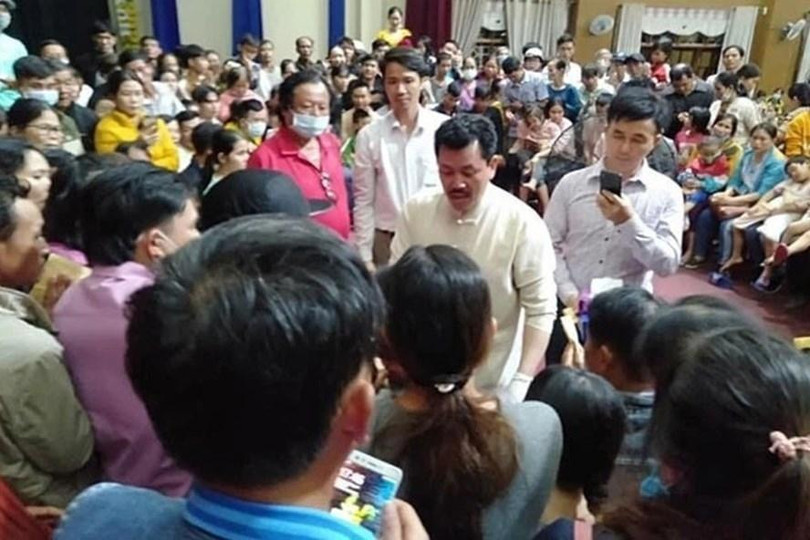 Ông Võ Hoàng Yên trong một lần chữa bệnh cho người dân huyện Tiên Phước (Quảng Nam). Ảnh CTV Ông Võ Hoàng Yên trong một lần chữa bệnh cho người dân huyện Tiên Phước (Quảng Nam). Ảnh CTV