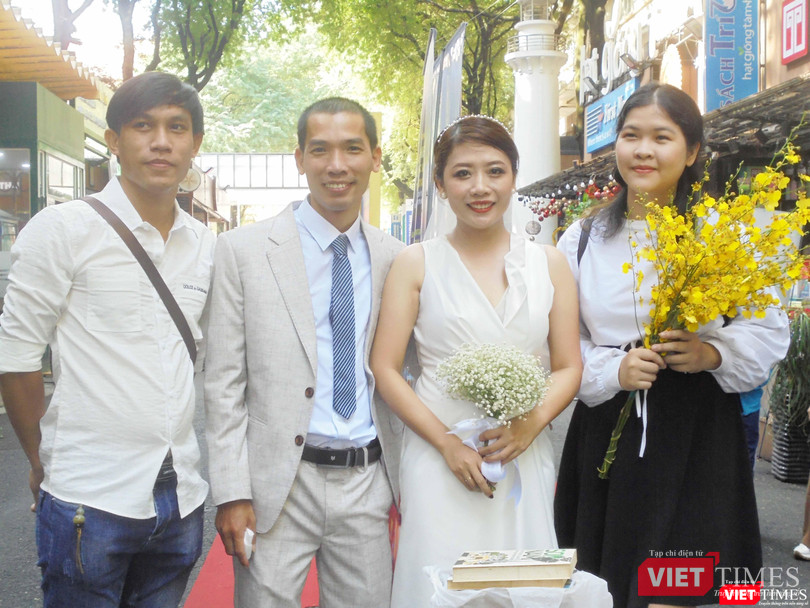 Đám cưới đặc biệt của chú rể quyên tặng hàng triệu cuốn sách. Ảnh: Hoà Bình