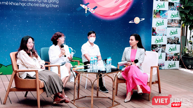 Bà Trần Thị Minh Trang - Đồng sáng lập và Chủ tịch HĐQT Trường mầm non Anh Nhi Hạnh nói về phương pháp giáo dục STEM và sách Ehon. Ảnh: Hoà Bình