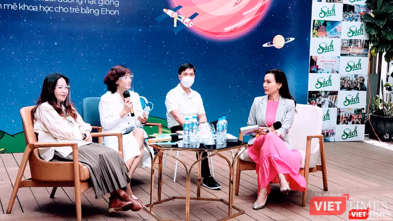 Bà Trần Thị Minh Trang - Đồng sáng lập và Chủ tịch HĐQT Trường mầm non Anh Nhi Hạnh nói về phương pháp giáo dục STEM và sách Ehon. Ảnh: Hoà Bình