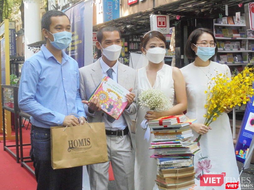 Rất nhiều độc giả mang sách tới tặng quà cưới cho đôi bạn trẻ. Ảnh: Hoà Bình