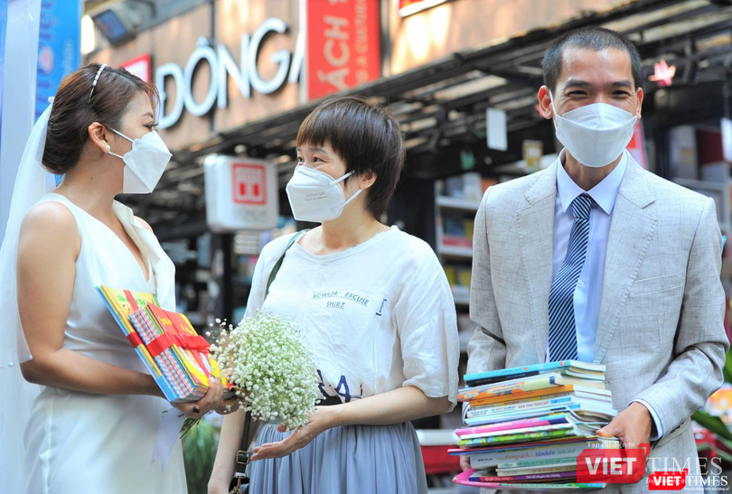Cặp vợ chồng trẻ vô cùng hạnh phúc đón nhận những cuốn sách san sẻ yêu thương. Ảnh: Nguyễn Á