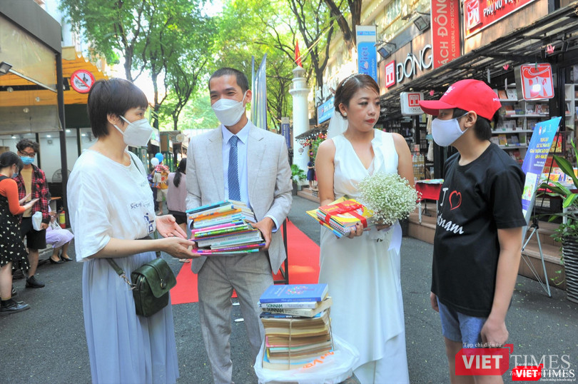 Tặng quà cưới cho cô dâu Nguyễn Thị Tuyết Mai và chú rể Nguyễn Tú Anh bằng sách quyên cho các bé nghèo vùng xa. Ảnh: Nguyễn Á