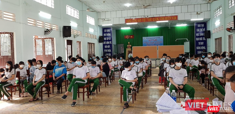 TP.HCM đang trong những ngày tiêm vaccine COVID-19 mũi 2 cho học sinh. Học sinh từ 12 đến 17 tuổi ở TP Thủ Đức đi tiêm mũi 2. Ảnh: Hoà Bình