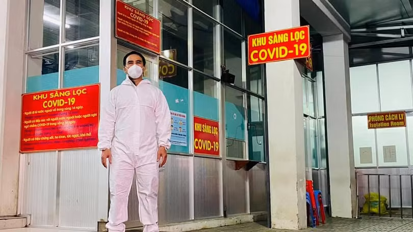 MC Quyền Linh đi chống dịch trong giai đoạn căng thẳng nhất ở tâm dịch TP.HCM. Ảnh: FBNV 