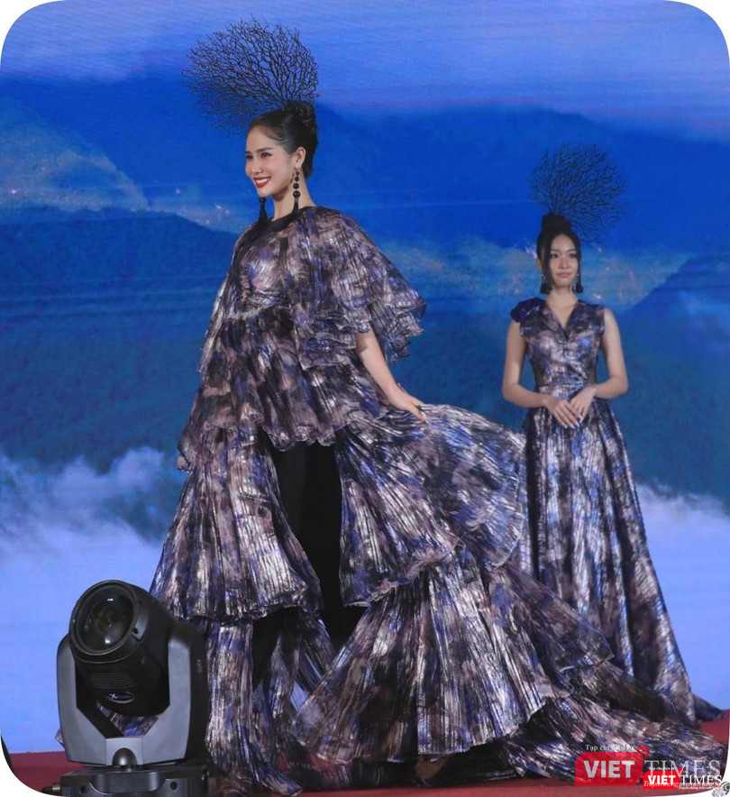 BST "Nhiễm" của NTK Việt Hùng nhắn gửi mọi người hãy giữ cho trái đất của chúng ta xanh màu xanh của cuộc sống và bình yên, hưng thịnh trong tương lai