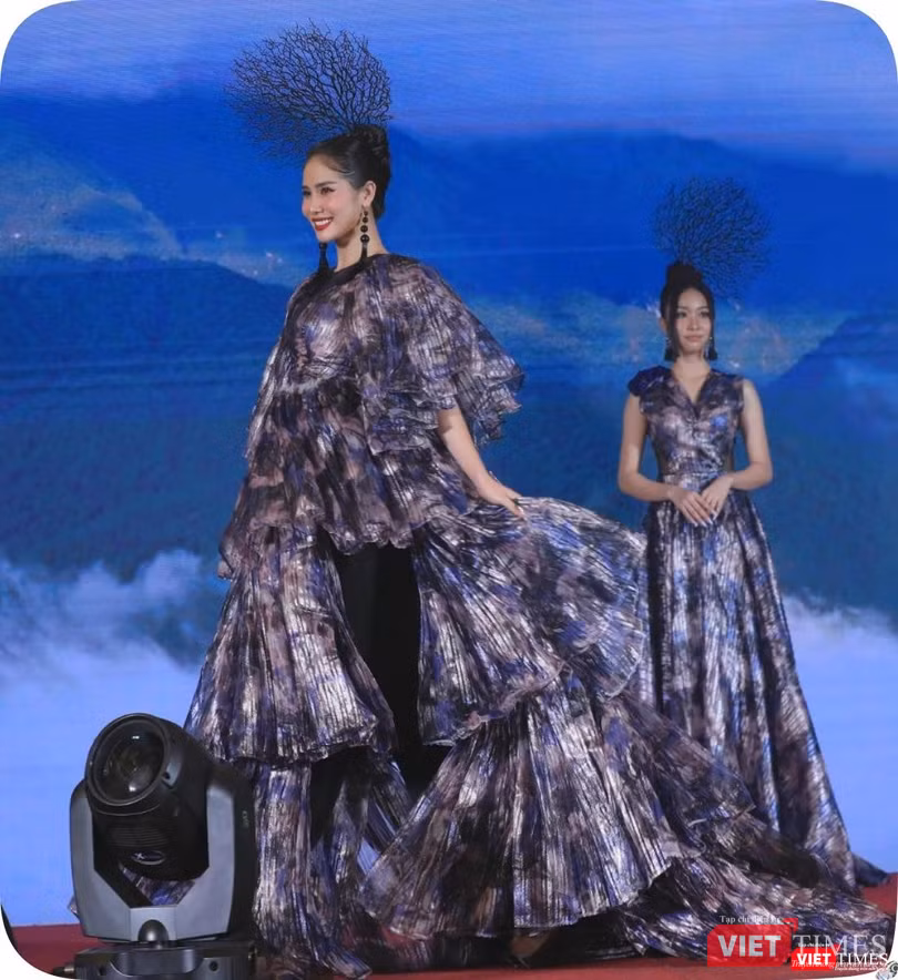 BST "Nhiễm" của NTK Việt Hùng nhắn gửi mọi người hãy giữ cho trái đất của chúng ta xanh màu xanh của cuộc sống và bình yên, hưng thịnh trong tương lai BST "Nhiễm" của NTK Việt Hùng nhắn gửi mọi người hãy giữ cho trái đất của chúng ta xanh màu xanh của cuộc sống và bình yên, hưng thịnh trong tương lai