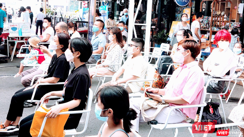 Độc giả chăm chú theo dõi chương trình trên Đường sách - Ảnh: Hoà Bình