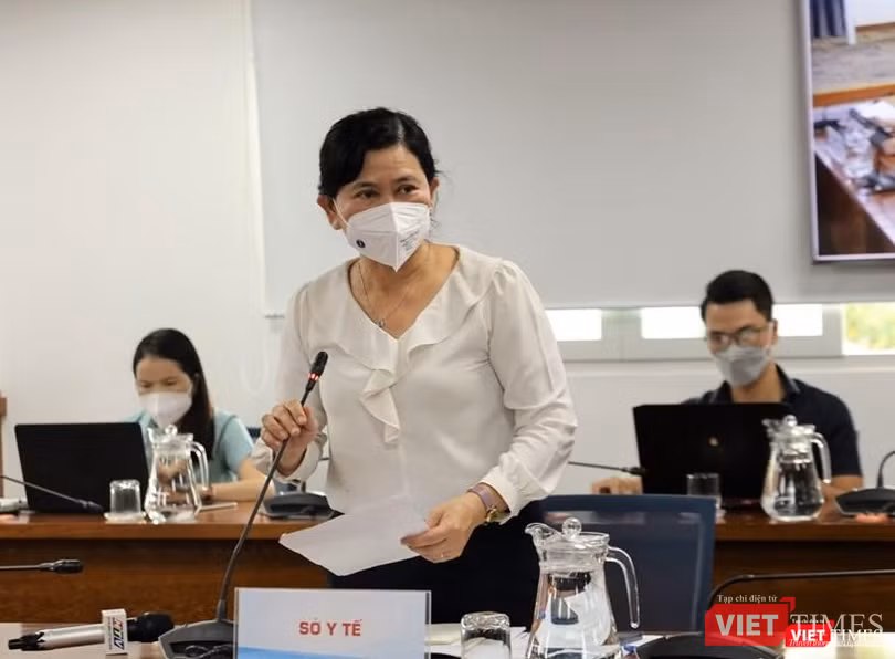 Chánh Văn phòng Sở Y tế Nguyễn Thị Huỳnh Mai cho biết trong số tử vong, nhiều ca mắc bệnh nền, 75% trường hợp chưa tiêm vaccine ngừa COVID-19 hoặc tiêm chưa đủ liều. Ảnh: Linh Nhi