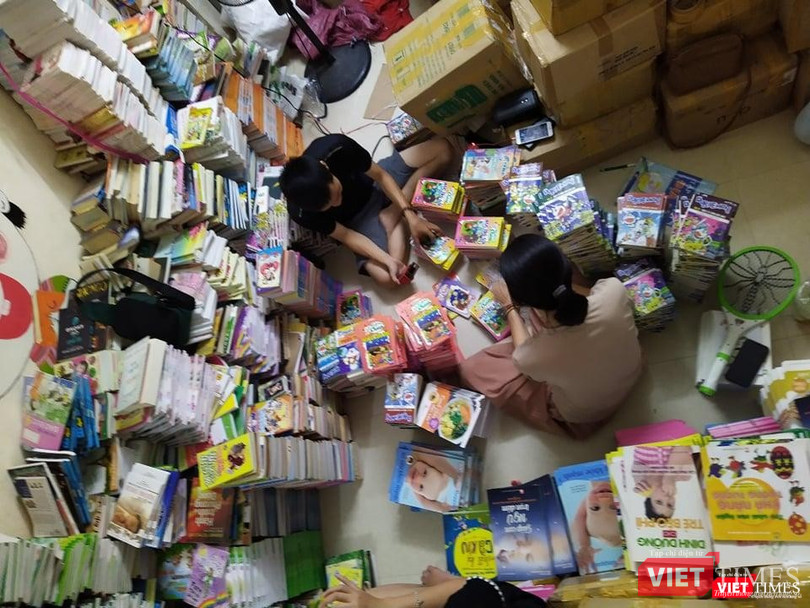 Phân loại, đóng gói sách trước khi chuyển đi