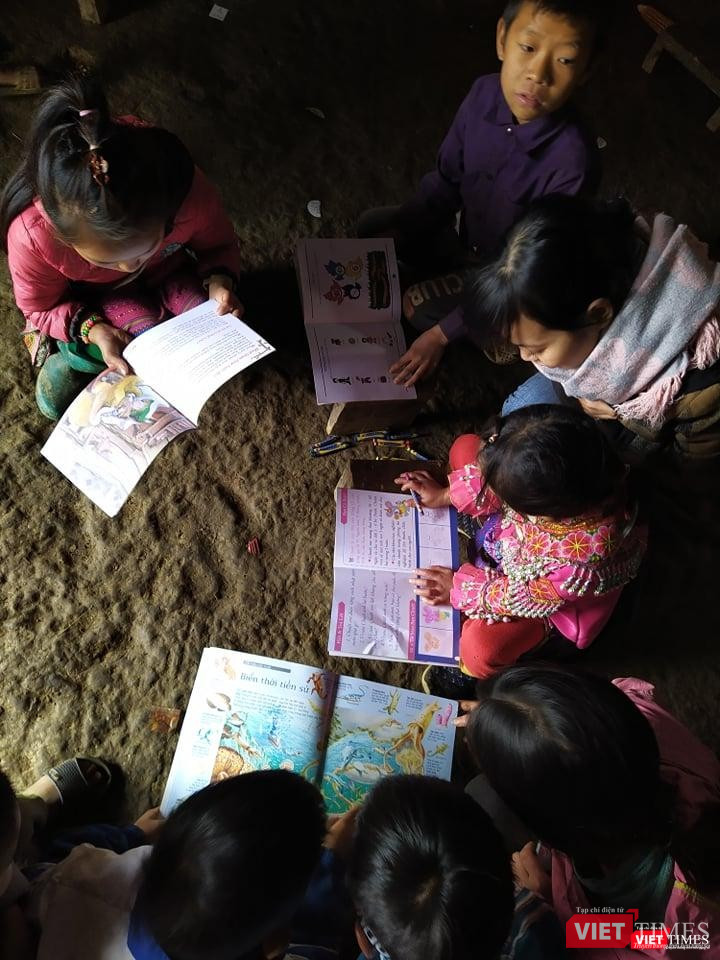 Các bé nghèo vùng cao đón nhận những cuốn sách được chuyển tặng