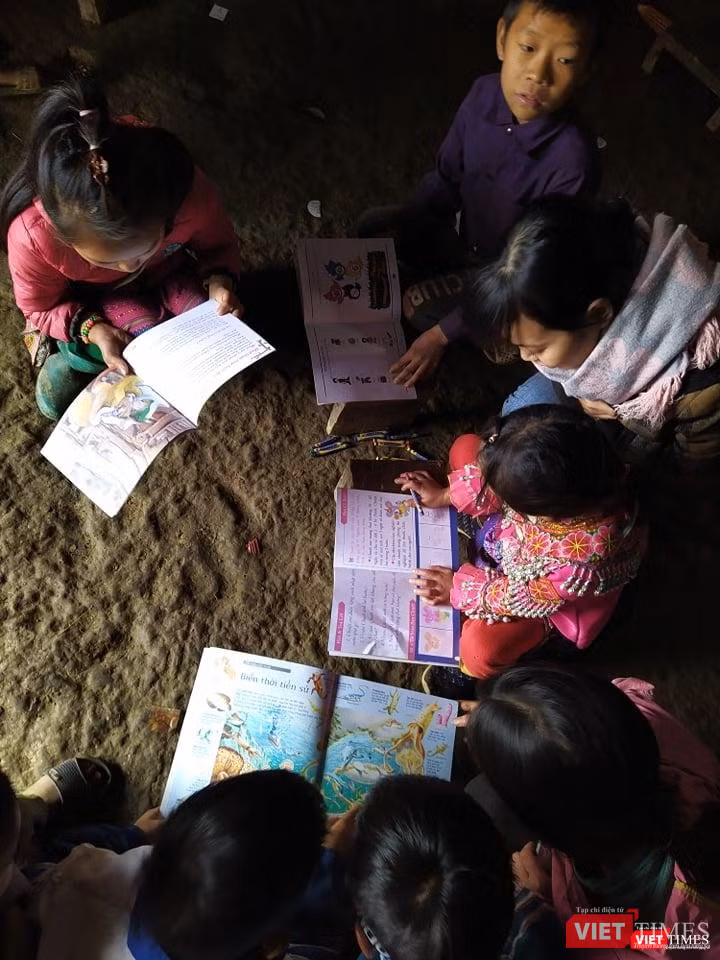 Các bé nghèo vùng cao đón nhận những cuốn sách được chuyển tặng Các bé nghèo vùng cao đón nhận những cuốn sách được chuyển tặng