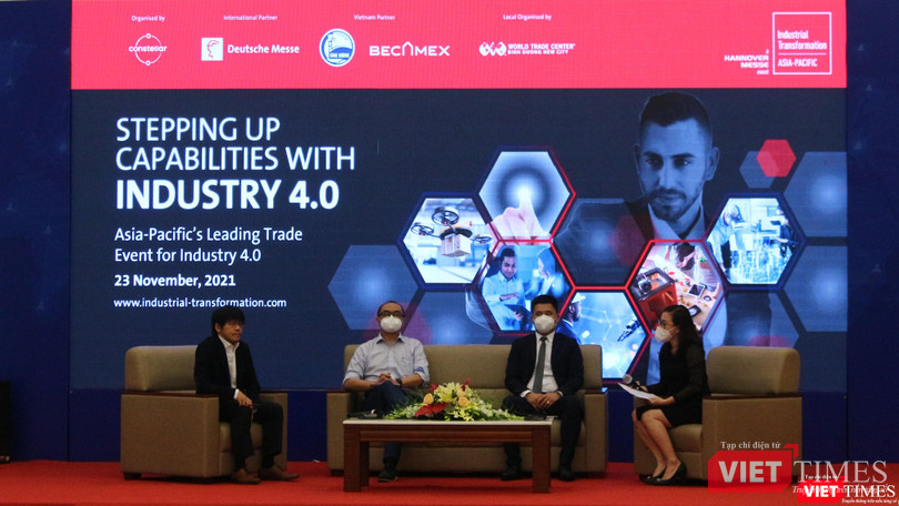 Phiên thảo luận sôi động tại Bình Dương ngày 23.11 trong khuôn khổ ITAP 2021. Bà Huỳnh Đinh Thái Linh – CEO WTC Binh Duong New City (áo đen, bên phải ảnh) dẫn dắt toạ đàm. Phiên thảo luận sôi động tại Bình Dương ngày 23.11 trong khuôn khổ ITAP 2021. Bà Huỳnh Đinh Thái Linh – CEO WTC Binh Duong New City (áo đen, bên phải ảnh) dẫn dắt toạ đàm.