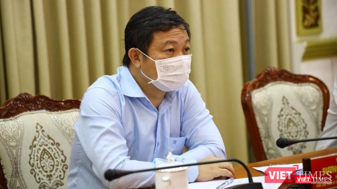 Phó chủ tịch UBND TP.HCM Dương Anh Đức tại đầu cầu UBND TP.HCM. Ảnh: TTBC