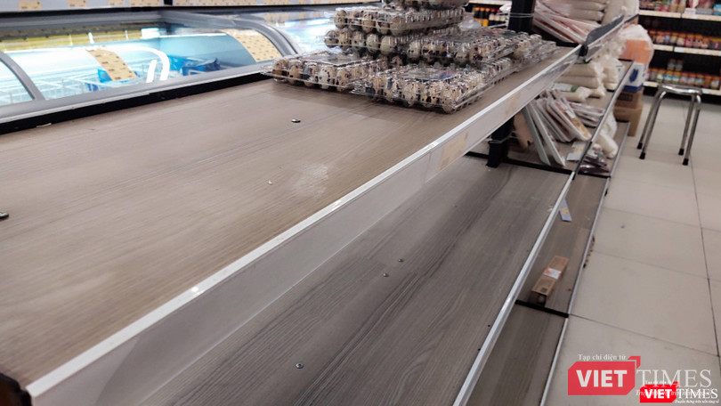 Quầy trứng gà của một siêu thị không còn quả trứng nào - Ảnh Hoà Bình chụp trưa ngày 7/7