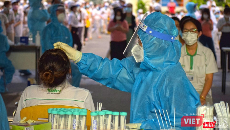 Lấy mẫu xét nghiệm cư dân các quận, huyện TP.HCM - Ảnh: HCDC