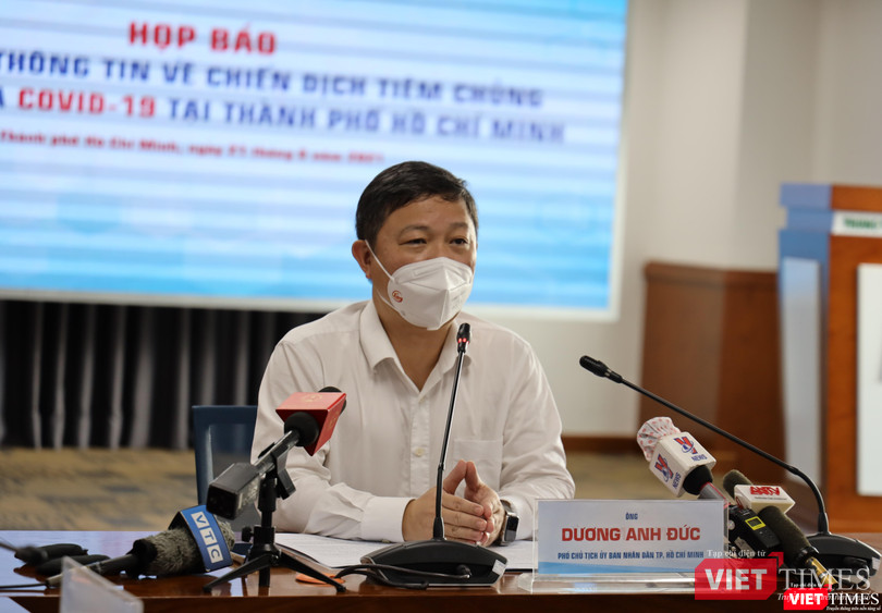 Phó Chủ tịch UBND TP.HCM Dương Anh Đức trao đổi với báo chí