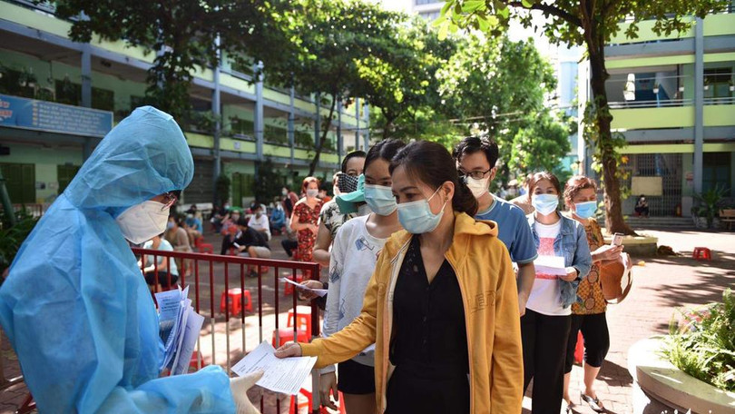 Lực lượng chức năng thu phiếu thông tin xét nghiệm COVID-19 tại Trường tiểu học Kỳ Đồng (quận 3, TP.HCM) - Ảnh: Ngọc Phượng