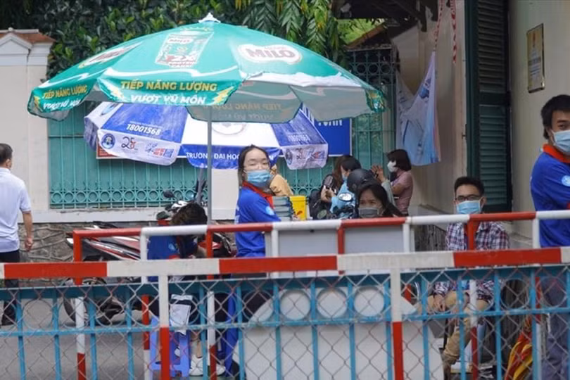 Sở GDĐT TP.HCM phối hợp HCDC triển khai các biện pháp phòng chống dịch tại điểm thi. Ảnh: Chân Phúc