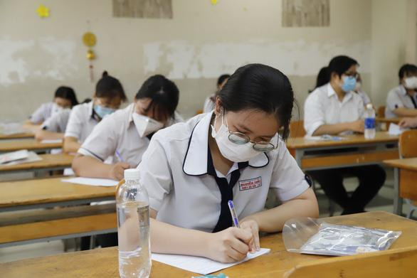 Thí sinh dự thi môn văn tại TP.HCM sáng 7-7 - Ảnh Như Hùng