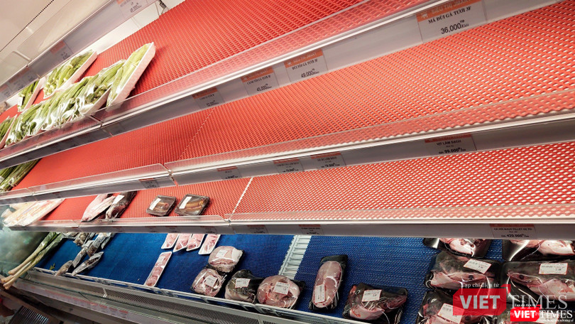 Quầy thịt của một siêu thị không còn một miếng thịt nào - Ảnh Hoà Bình