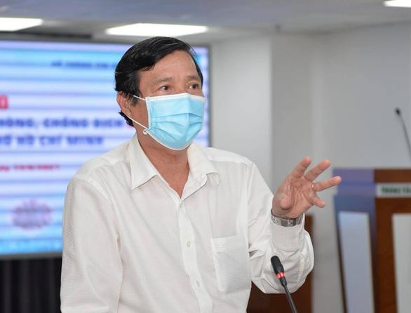Bác sĩ Nguyễn Hữu Hưng - Phó giám đốc Sở Y tế TP.HCM trao đổi về tình hình dịch bệnh (Ảnh: Tự Trung)