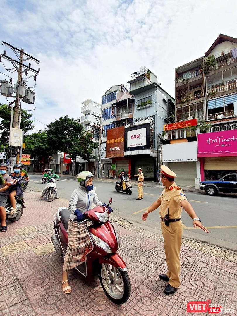 Lực lượng chức năng trên địa bàn quận 3 kiểm tra người đi đường - Ảnh: Hoàng Anh