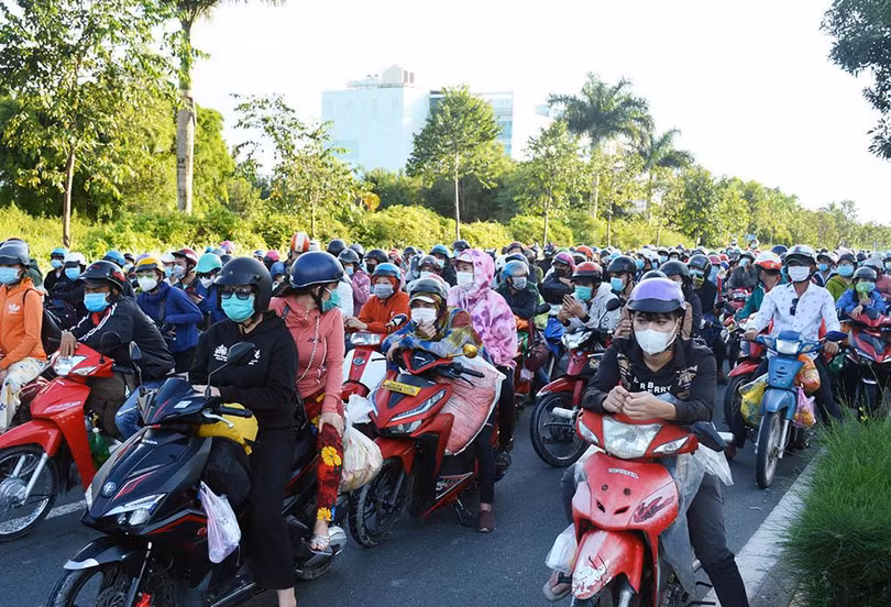 Người dân trên đường chạy dịch về quê. Ảnh: Vietnamnet