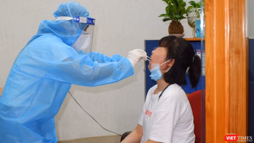 Test nhanh COVID-19 cho đối tượng học sinh, ngoài thực hiện tại các trạm y tế phường, xã, các bệnh viện, nay phụ huynh được phép tự thực hiện tại nhà với học sinh đối tượng F1. Ảnh: HCDC 