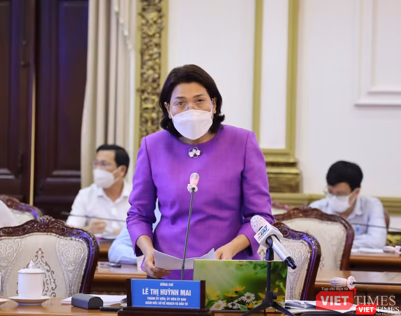Giám đốc Sở Kế hoạch và Đầu tư Lê Thị Huỳnh Mai báo cáo về tình hình KT-XH, QP-AN TP trong 2 tháng đầu năm 2022. Ảnh: Linh Nhi