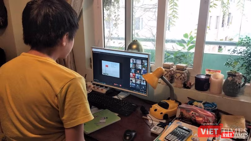 Chào cờ online học trực tuyến đã được thay thế bằng những buổi tập trung dưới cờ tại trường. Ảnh: Hoà Bình
