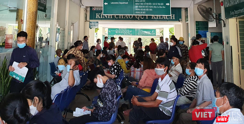 Hiện tại, ở nhiều trung tâm y tế và bệnh viện, người dân TP.HCM phải xếp hàng chờ đợi rất lâu để xét nghiệm COVID-19. Ảnh: Bích Ngân